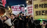 Demonstranten op straat in Seoul riepen op tot het aftreden van presidentn Yoon.