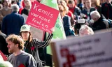 Studenten en docenten van de Universiteit Leiden protesteren tegen de bezuinigingen op het onderwijs.