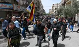 Gewapende leden van de druzische gemeenschap in Syrië wonen de begrafenis bij van zeven mensen die omkwamen tijdens gevechten met Syrische veiligheidstroepen in Damascus. Foto AFP 