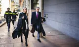 Advocaat Gerard Spong komt met collega Elizabeth Bijl aan bij de rechtbank waar de vier verdachten van de dodelijke explosies aan de Tarwekamp in Den Haag voor het eerst voor de rechter staan.