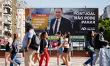 Verkiezingsbillboard in Lissabon met de zittende premier en leider van de centrumrechtse Partido Social Democrata, Luís Montenegro, die zich schuldig zou hebben gemaakt aan belangenverstrengeling. Foto Armando Franca/AP  