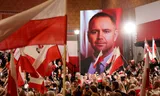 Een scherm toont het portret van Karol Nawrocki tijdens een partijbijeenkomst van PiS op 24 november. 