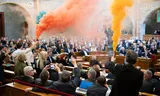 Leden van de liberale partij Momentum protesteren met gekleurde rook tijdens de stemming over het Pride-verbod in het Hongaarse parlement, 18 maart.   