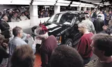 Werknemers van Janesville-fabriek van het Amerikaanse autoconcern General Motors verzamelen zich rond de laatste auto die door de fabriek is gemaakt. Foto Bill Olmsted
