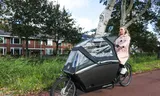 BBC-journalist Anna Holligan doet verslag op de bakfiets.