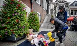 Buurtbewoners van het meisje tonen hun medeleven in Vlaardingen. 