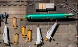 Een gestripte 737 van bovenaf bezien, bij een Boeingfabriek in Washington.