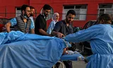 Medici brengen een gewonde toerist naar een ziekenhuis in Anantnag op 22 april nadat schutters in het door India bestuurde Kasjmir het vuur hadden geopend op een groep toeristen. 