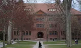 Harvard Yard, het plein waar de meeste slaapzalen voor eerstejaarsstudenten, de belangrijkste bibliotheken,  leslokalen en het kantoor van de voorzitter van de universiteit gevestigd zijn. 