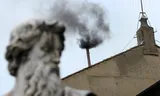 Zwarte rook uit de schoorsteen van de Sixtijnse Kapel (2013). 