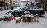 Een Soedanese vrouw verkoopt levensmiddelen in de stad Giza in Egypte. De vluchtelingen uit Soedan en ook uit Gaza verblijven veel in steden in Egypte. 