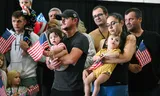 De eerste groep witte Afrikaners is maandag aangekomen op Dulles International Airport in Washington. Foto Saul Loeb/AFP