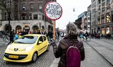 Demonstrant bij protestmars op de Dam in Amsterdam eind 2021.