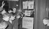Drukte bij een vuurwerkverkooppunt in 1959. Foto Herbert F. Behrens/Archief Fotocollectie Anefo 