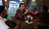 Jennifer Simons, lijsttrekker van de Nationale Democratische Partij (NDP) op een campagnebijeenkomst in Paramaribo met jonge kiezers.  Foto Ranu Abhelakh/Reuters 