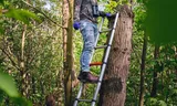 Ecoloog Sander Lagerveld bij een vleermuizenkast in de Kop van Noord-Holland.