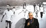 Fotograaf Nick Ut poseert bij de foto ‘Terror of War’ (1972) tijdens een tentoonstelling in Italië in 2022. Foto Daniel Dal Zennaro/EPA   