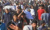 Palestijnen dragen hulppakketten die zijn bezorgd door de Gaza Humanitarian Foundation, een door de VS gesteunde organisatie die door Israël is goedgekeurd, in Rafah. Bij de distributie ontstond chaos. Foto Mariam Dagga/AP 