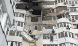 Schade aan een flatgebouw in Kyiv na een Russische luchtaanval op 6 juni 2025.