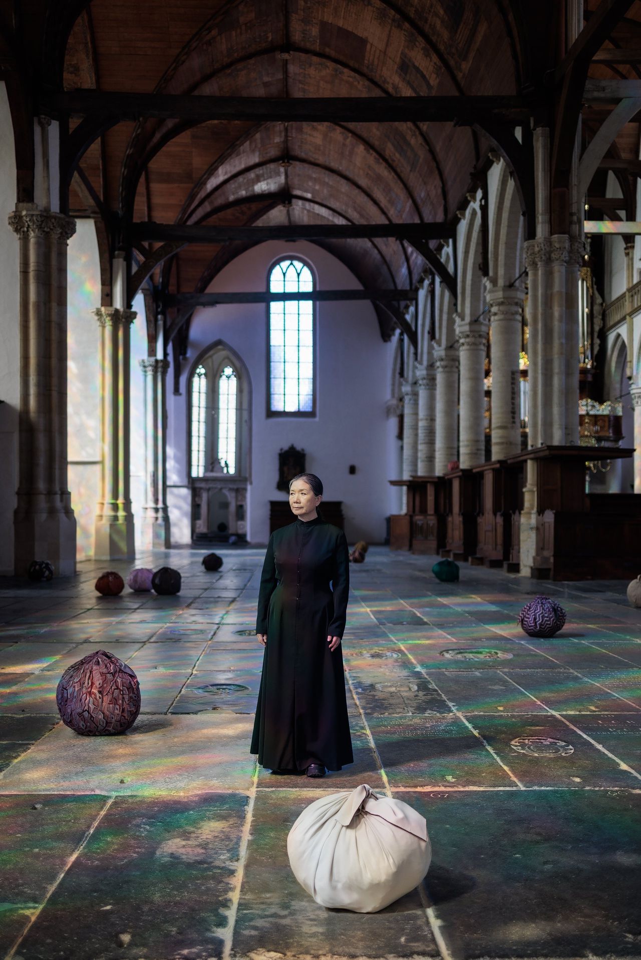 Bekijk het weerbericht voor je naar deze tentoonstelling van Kimsooja in de Oude Kerk gaat