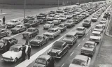 Files voor de Duits-Nederlandse grensovergang in Bergh, Goede Vrijdag 1966. 