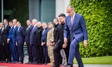 De Duitse Bondskanselier Friedrich Merz verwelkomt de Oekraïense president Volodymyr Zelensky tijdens een militaire ceremonie in Berlijn. 
