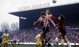 Wout Holverda (midden) in een kopduel met doelman Joop Hiele in de eredivisiewedstrijd Sparta-Feyenoord in november 1983. Foto Voetbal International 