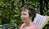 ‘Idioot werk, een boek schrijven, ik snap er niets van’   Foto Vincent Mentzel       Renate DORRESTEIN (1954) auteur. foto VINCENT MENTZEL/NRCH==F/C==Aerdenhout, 7 juli 2008