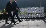 De Canadese premier Mark Carney en de Amerikaanse president Donald Trump komen op 16 juni aan voor het maken van de groepsfoto van de leiders van de Groep van Zeven, tijdens de G7-top in Kananaskis, een vakantieoord in de Canadese Rockies. 