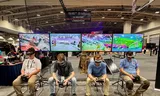 Bezoekers van de AI+ Expo  nemen deel aan een behendigheidscompetitie  voor drones, georganiseerd door het Amerikaanse leger. 