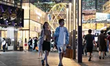 Winkelcentrum in Beijing, China. Na twee dagen van overleg tussen China en de VS in Londen, lijkt er sprake van een wapenstilstand in de handelsoorlog tussen beide landen. Maar meer ook niet. Foto Jessica Lee 