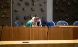 De demissionaire ministers Keijzer (Asiel en Migratie) en Van Weel (Asiel en Migratie) hebben een onderonsje tijdens een Kamerdebat over de vreemdelingenwet. Foto Lina Selg / ANP