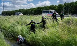 Om op de snelweg te raken, moesten de XR-demonstranten door een sloot.