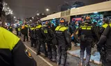 De mobiele eenheid van de politie grendelde november vorig jaar op het Amsterdamse Rokin een bus af met Maccabi-supporters. Foto ANP / VLN Nieuws