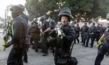 Oproerpolitie in Los Angeles grijpt maandag in tijdens een demonstratie tegen de regering-Trump. Foto Ringo Chiu/AFP 