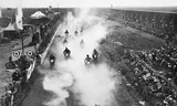 De start van de 500 cc-klasse in 1933. De start van de TT-races is sinds 1926 op dezelfde plaats: alleen de omgeving is in de loop van de tijd veranderd. 