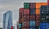 Containers staan opgestapeld bij een vrachtterminal nabij de Europese Centrale Bank in Frankfurt. Foto Michael Probst/AP 