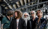 Di-rect, met van links naar rechts  Frans ‘Spike’ van Zoest (gitaar), Marcel Veenendaal (zang), Paul Jan Bakker (gitaar), Bas van Wageningen (basgitaar) en Jamie Westland (drums). 