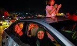 Syriërs vieren dinsdagavond feest in Damascus na de aankondiging van de Amerikaanse president Donald Trump dat hij sancties tegen het land wil opheffen. Foto Yamam Al Shaar / Reuters