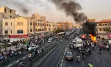 Brand op straat in Teheran, 8 oktober. „De energie op straat wordt agressiever” aldus academica Negar Mottahedeh.