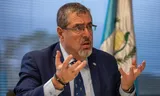 Bernardo Arévalo, de in augustus gekozen volgende president van Guatemala, in zijn kantoor in Guatemala-Stad.  