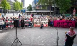 Protest op de Coolsingel tegen een schip van rederij Maersk dat F-35-onderdelen aan boord zou hebben. Foto Jordy van der Boom/ANP 