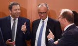 Lars Klingbeil (links) en Friedrich Merz (midden) tijdens de eerste bijeenkomst van de nieuwe regering, afgelopen dinsdag. Foto Odd Andersen/AFP  