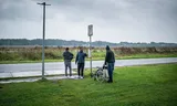 Vluchtelingen wachten op de pendelbus naar Emmen, vlak bij het aanmeldcentrum van het COA in Ter Apel. 