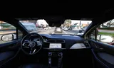Een zelfrijdende Jaguar-taxi van techbedrijf Waymo rijdt door Los Angeles.