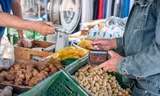 Aangeraden wordt om niet in één keer 70 euro op te nemen, maar steeds wat wisselgeld opzij te zetten om naast briefgeld ook munten in huis te hebben. 