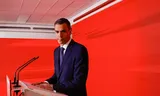 De Spaanse premier Pedro Sánchez tijdens een persconferentie op het hoofdkantoor van de socialistische partij in Madrid deze week. Foto Oscar del Pozo/AFP  