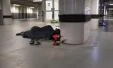 Een dakloze arbeidsmigrant slaapt in een Tilburgse parkeergarage. 