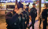 Agenten van de politie van Parijs in de nacht van zondag op maandag bij de Arc de Triomphe in de Franse hoofdstad.