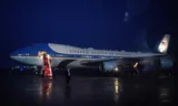 Air Force One op de vliegbasis Joint Base Andrews, in de Oost-Amerikaanse staat Maryland, na de terugkeer van  president Donald Trump van de G7-top in Canada. – FOTO AL DRAGO/GETTY IMAGES 